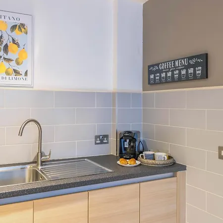 Charming Grand 2 Bedroom With Free Parking Apartment Birmingham