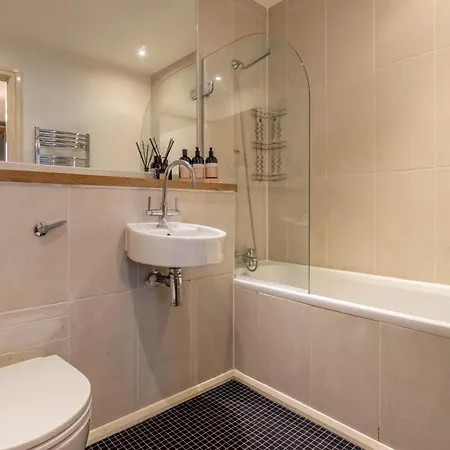 Charming Grand 2 Bedroom With Free Parking Apartment Birmingham